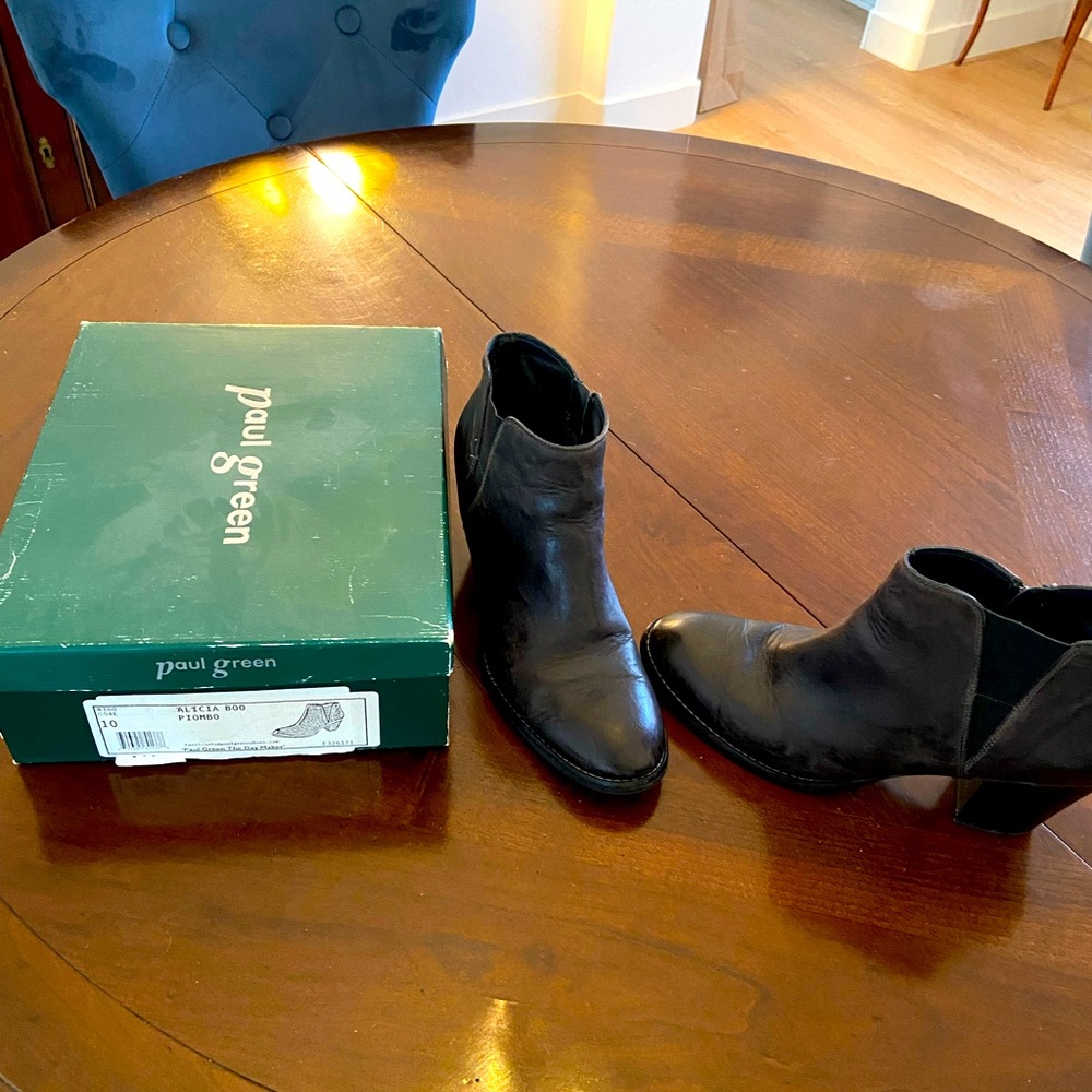 Paul Green Booties in Smooth Euro Calfskin in Women’s Size 9.5